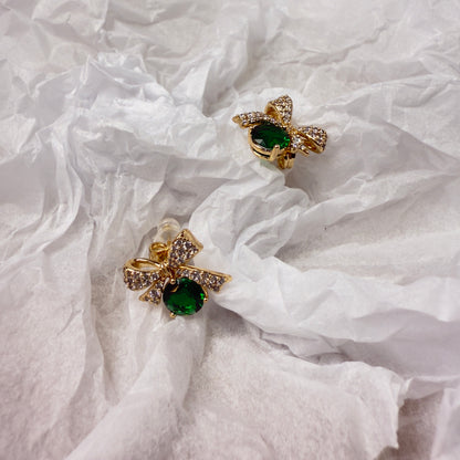 Bow-shaped emerald earrings