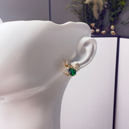 Bow-shaped emerald earrings