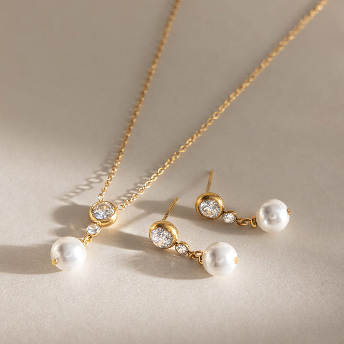 18k gold plated pearl pendant with zircon