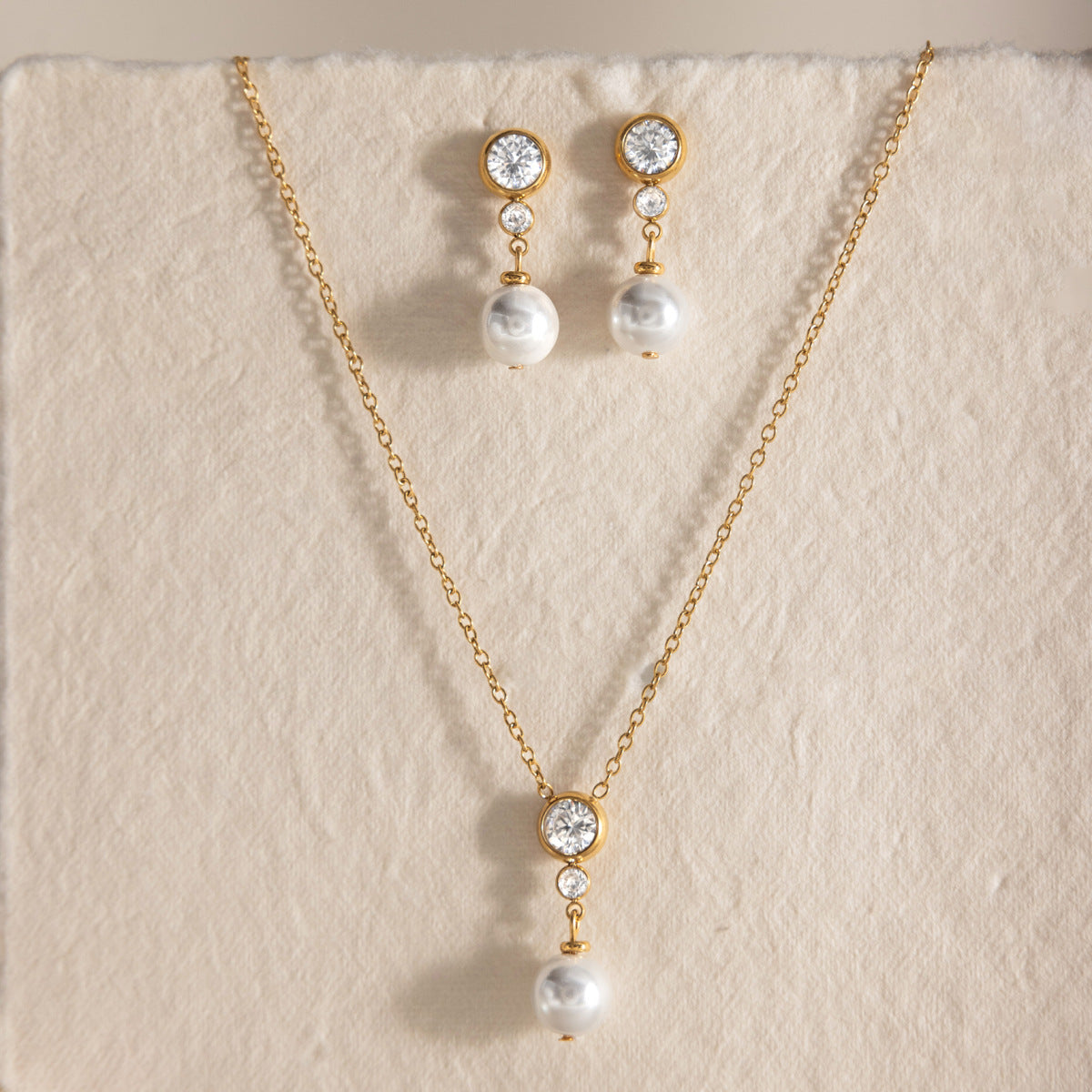18k gold plated pearl pendant with zircon